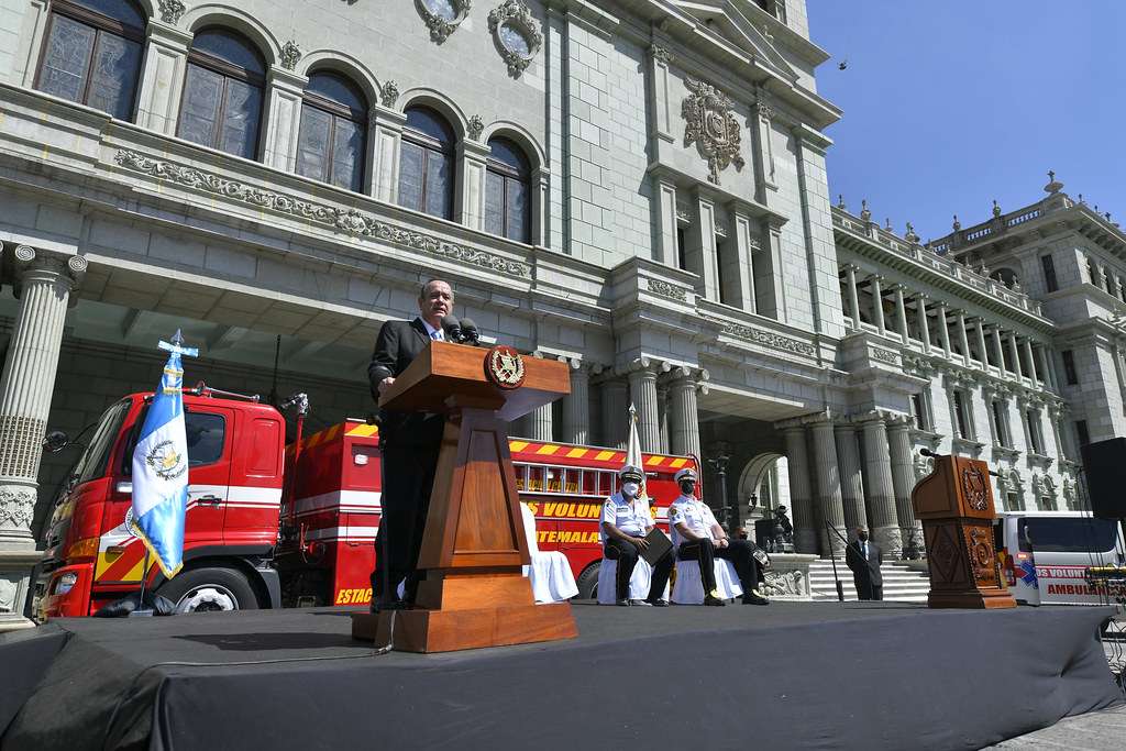 Giammattei  entrega unidades al Benemérito Cuerpo Voluntario de Bomberos