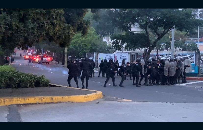 Disturbios entre porras de Municipal y Olimpia, previo al partido de la Liga Concacaf 