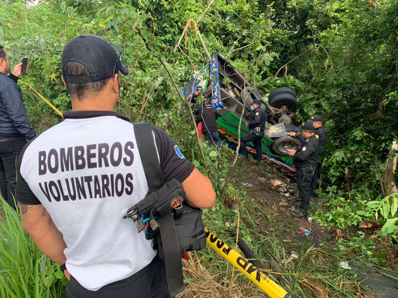 Bus cae a barranco en ruta a El Salvador y deja al menos 36 heridos