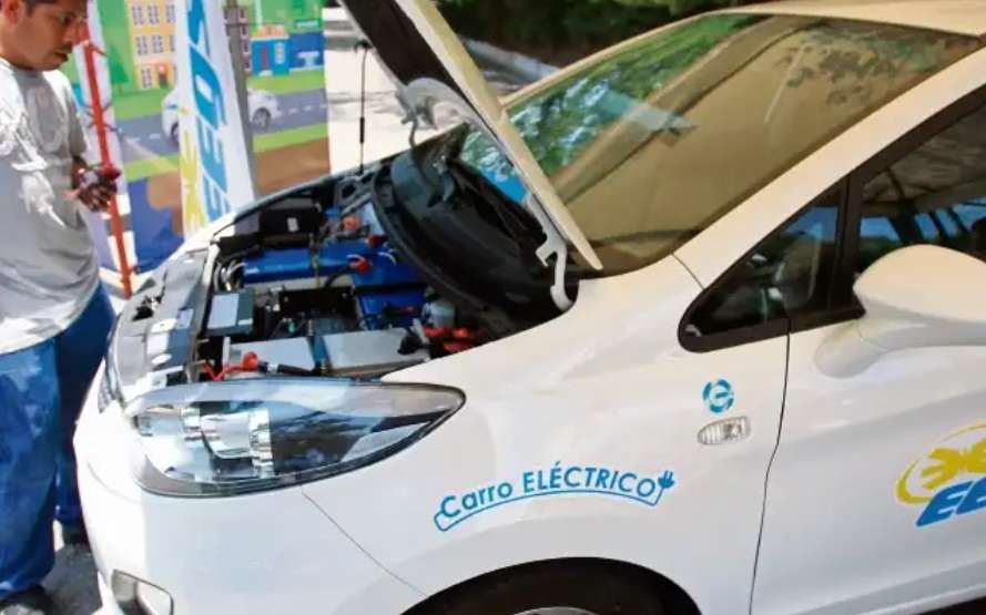 SAT está modificando su sistema para registrar carros eléctricos