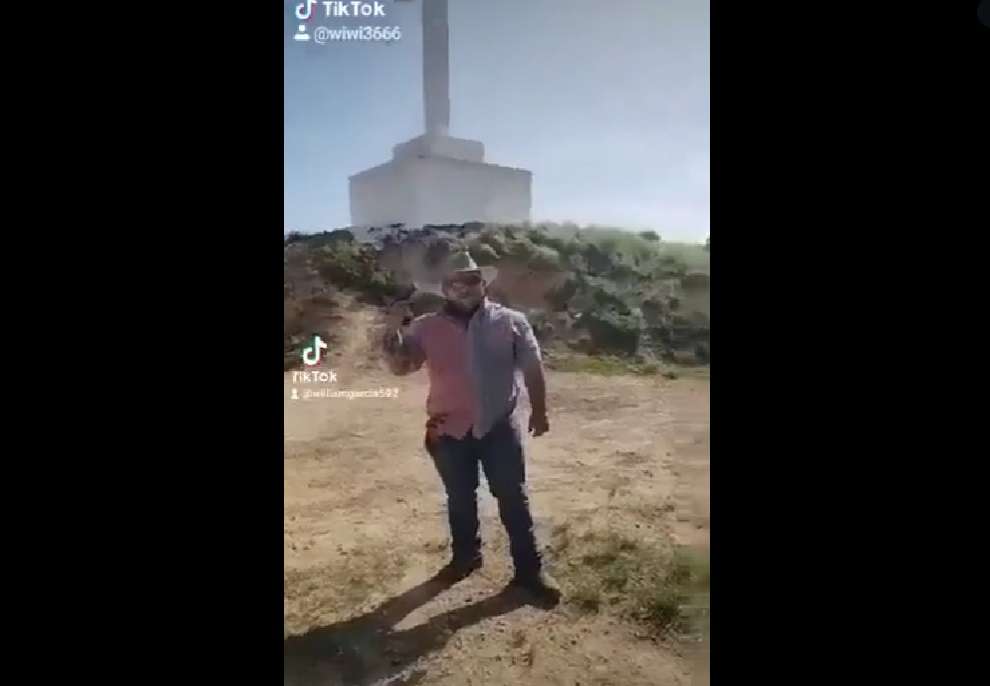 VIDEO | Se le escapa un tiro y casi le impacta en la cabeza