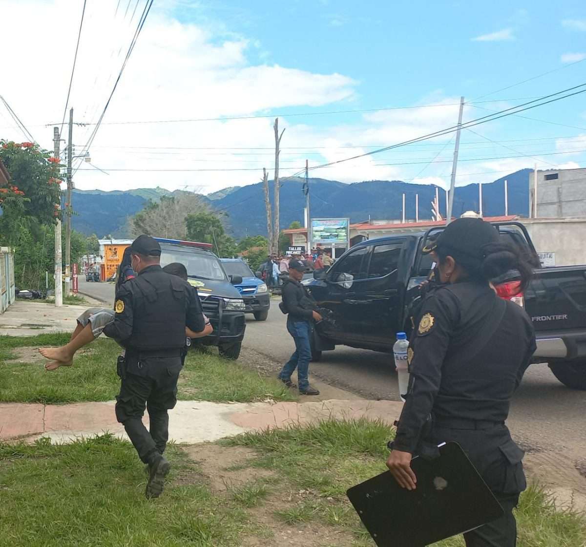 Secuestran a niño de 11 años y hieren a familiar, PNC lo localiza en la vía pública