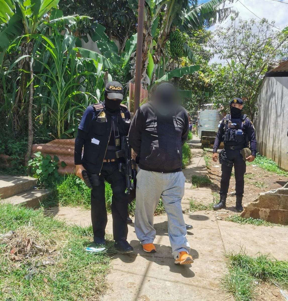 Engañaba y vendía visas falsas hasta por Q100 mil