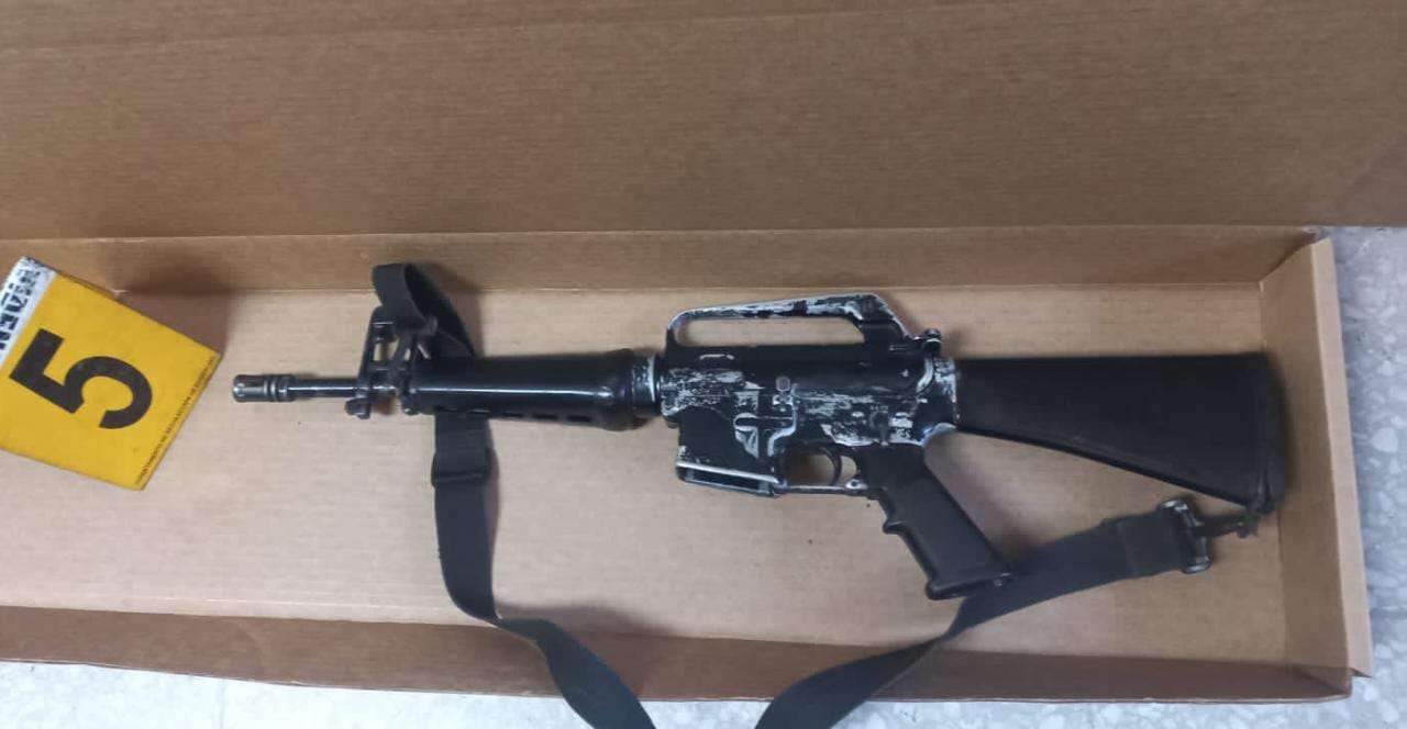 Un capturado y dos adolescentes remitidos, llevaban un fusil