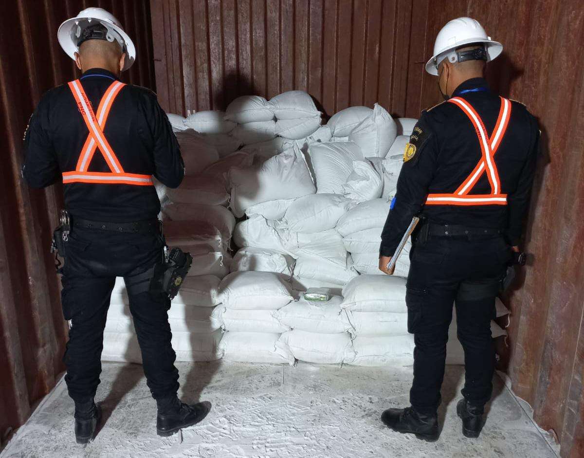 Localizan paquetes con cocaína en contenedor en portuaria de Izabal