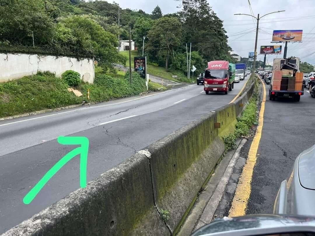 Conductores reportan formación de grieta en km. 11 de carretera a El Salvador