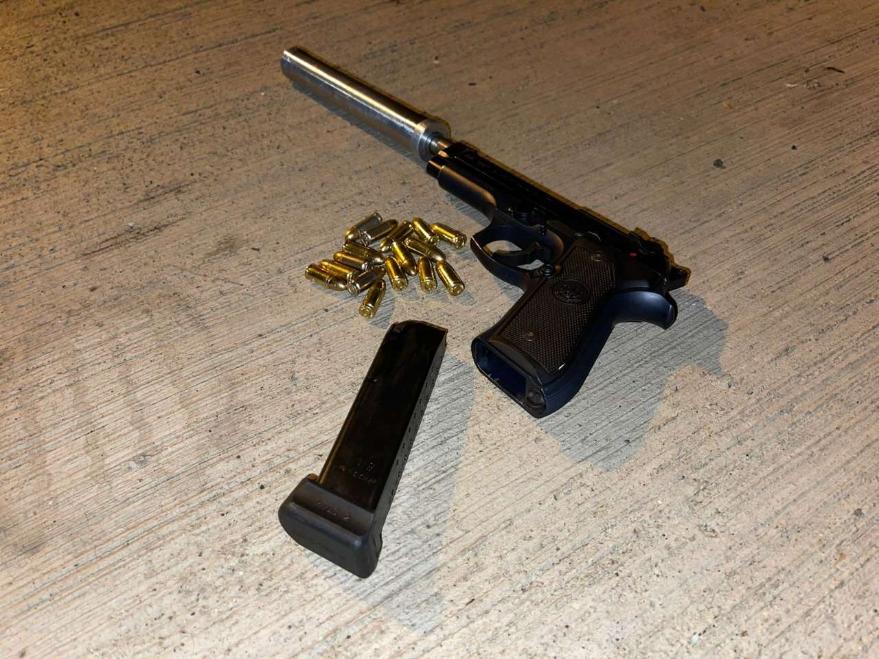 Sorprenden a menor que portaba pistola con silenciador adaptado