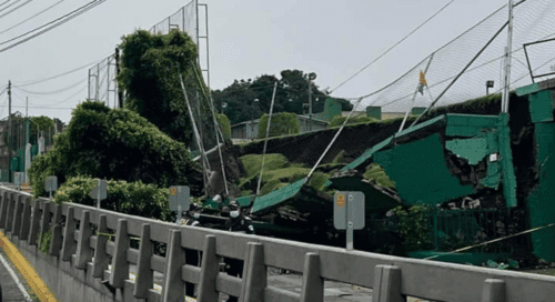 VIDEO | Así colapsó un muro del estadio de San Lucas Sacatepéquez