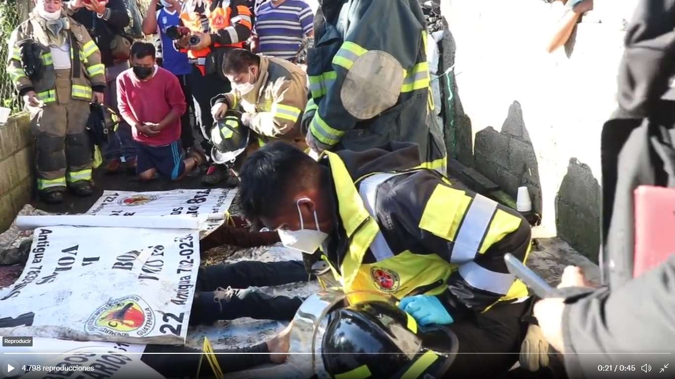 Bomberos elevan oración sobre las víctimas del incendio de Milpas Altas
