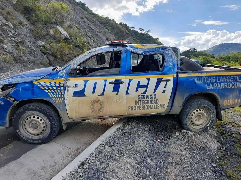 Unidad policial vuelca en persecución contra presuntos secuestradores