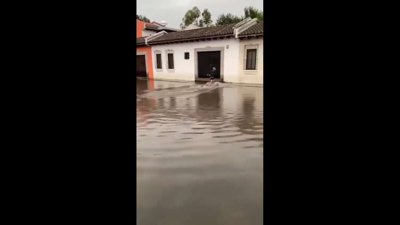 VIDEO | A mal tiempo, buena cara… Joven surfea sobre inundación en La Antigua