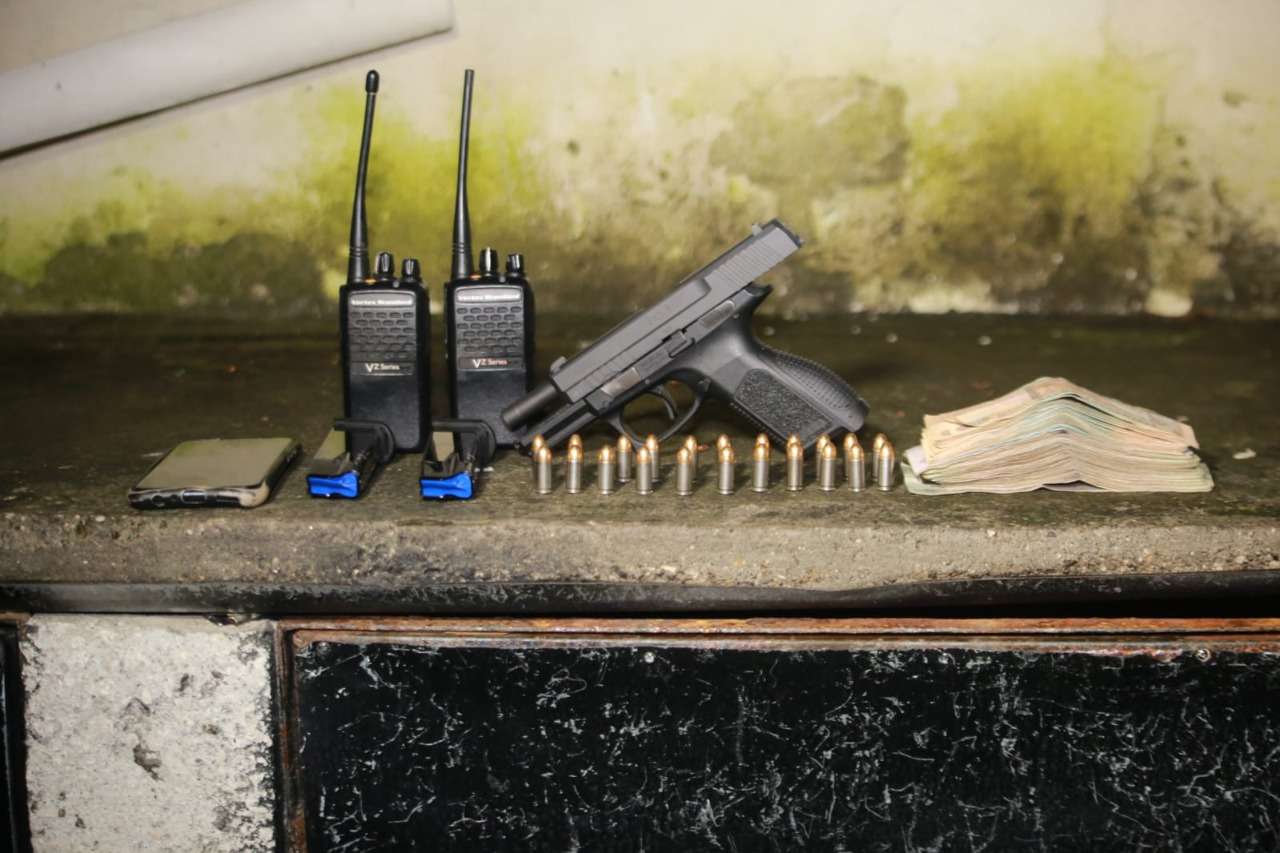 Se conducía en un carro sin placas y llevaba pistola ilegal