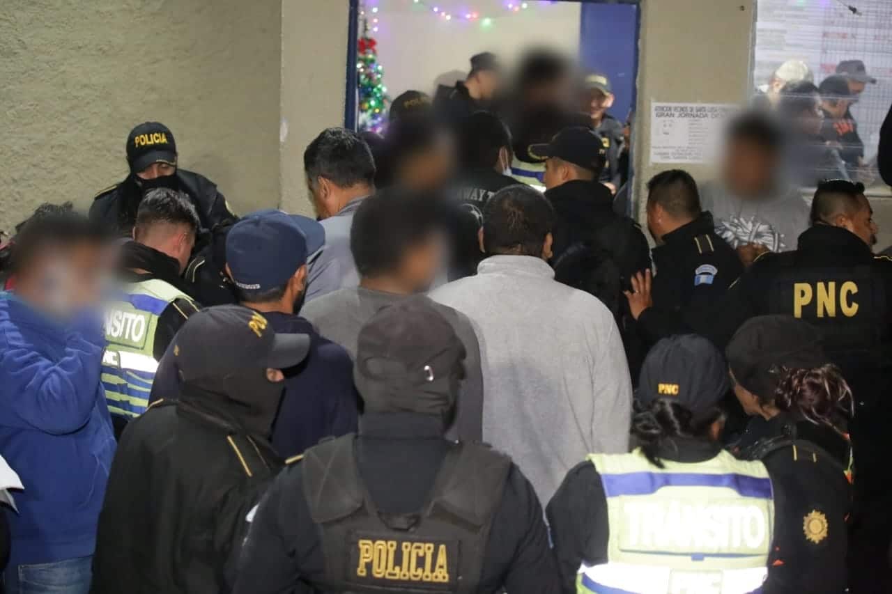 Trasladan al juzgado a 32 pilotos de taxis piratas