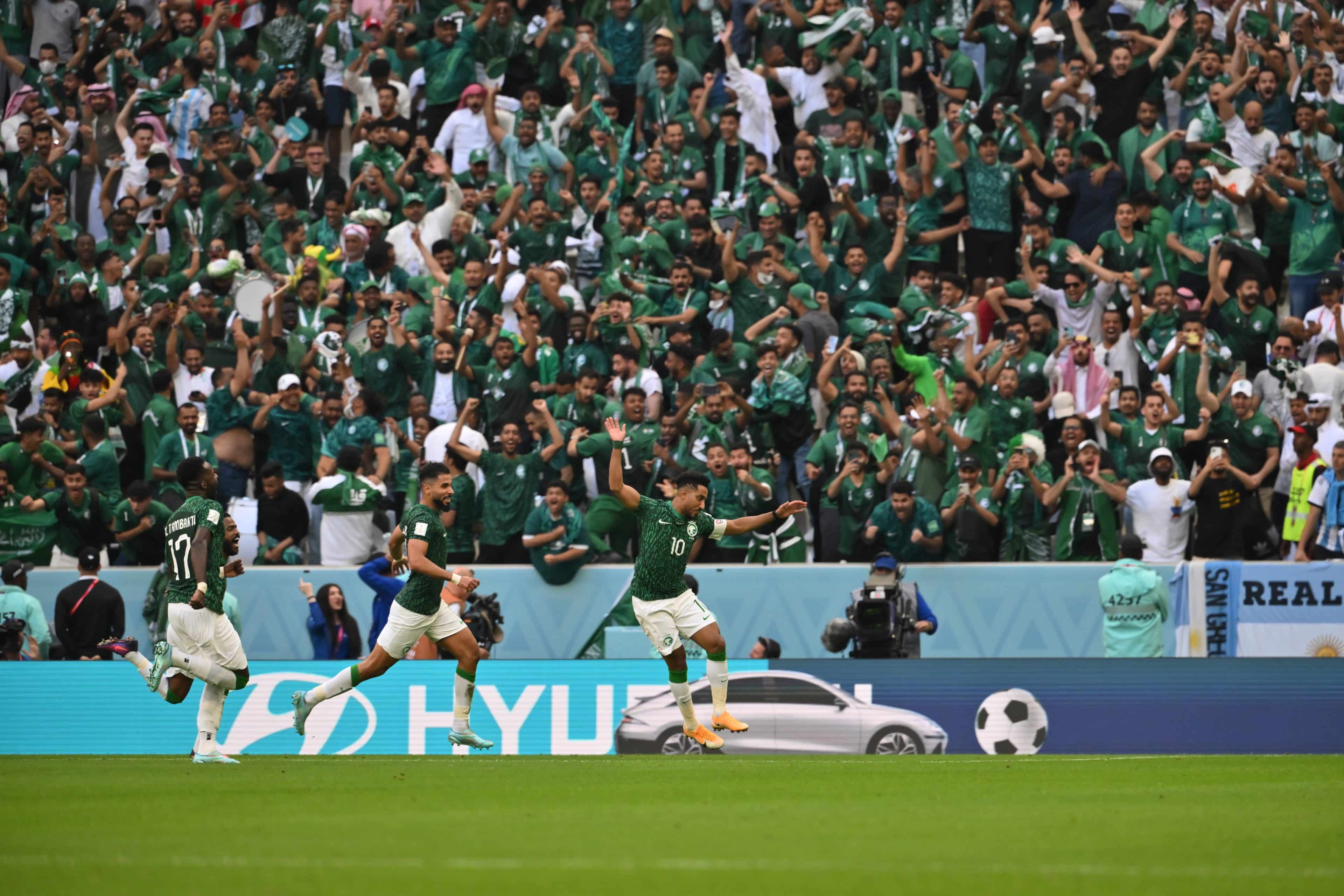 Arabia Saudita festeja su triunfo luego de vencer a Argentina en Qatar. (Foto La Red: FIFA)