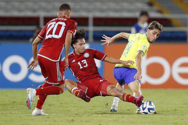 Marlon Gomes (d), de Brasil, fue registrado este miércoles, 25 de enero, al disputar un balón con Juan Castilla (c), de Colombia, durante un partido de la fase de grupos del Campeonato Sudamericano Sub'20 de fútbol, en el estadio Pascual Guerrero, en Cali (Colombia). EFE/Ernesto Guzmán