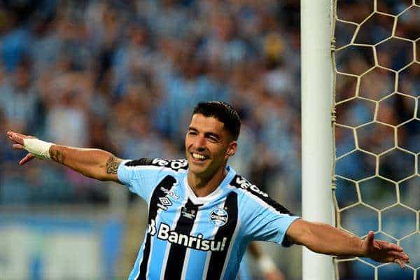 El uruguayo Luis Suárez de Gremio celebra un gol hoy, en la final de la Recopa Gaúcha entre Gremio y Sao Luiz el estadio Arena do Gremio en Portoalegre (Brasil). EFE/ Ricardo Rimoli