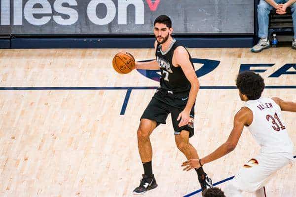 Santi Aldama (7) de los Grizzlies en acción hoy, durante el juego de baloncesto de la NBA, entre los Cleveland Cavaliers y Memphis Grizzlies. EFE/ Matthew A. Smith