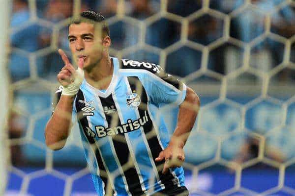 El uruguayo Luis Suárez de Gremio celebra un gol hoy, en la final de la Recopa Gaúcha entre Gremio y Sao Luiz el estadio Arena do Gremio en Portoalegre (Brasil). EFE/ Ricardo Rimoli
