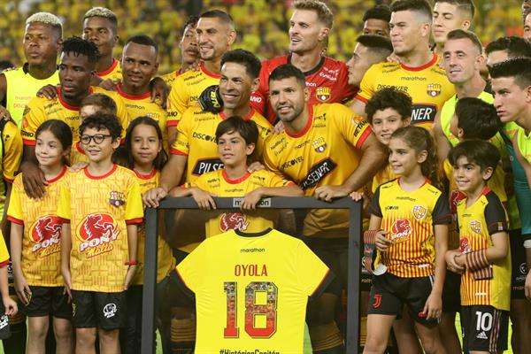 El exfutbolista argentino Sergio 'Kun' Agüero (c-d) posa junto a Matías 'Pony' Oyola (c-i) durante la Noche Amarilla del Barcelona ecuatoriano, donde el club de la ciudad de Guayaquil juega un amistoso contra el Mushuc Runa, que servirá de partido de despedida para el también argentino 'Pony' Oyola, hoy, en Guayaquil (Ecuador). EFE/Jhonatan Miranda