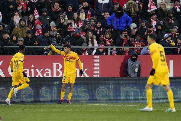 El delantero del FC Barcelona Pedri (c) celebra con su compañero, Ansu Fati (i) su gol ante el Girona durante el partido de LaLiga entre el Girona CF y el FC Barcelona, este sábado en el Estadio Montilivi, en Girona. EFE/ Siu Wu