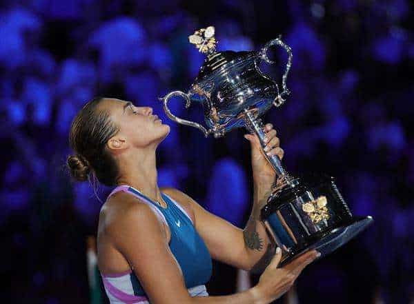 Melbourne (Australia), 28/01/2023.- Aryna Sabalenka of Belarus celebrates with the trophy after winning the Women's Singles final against Elena Rybakina of Kazakhstan at the Australian Open tennis tournament in Melbourne, Australia, 28 January 2023. (Tenis, Abierto, Bielorrusia, Kazajstán) EFE/EPA/FAZRY ISMAIL