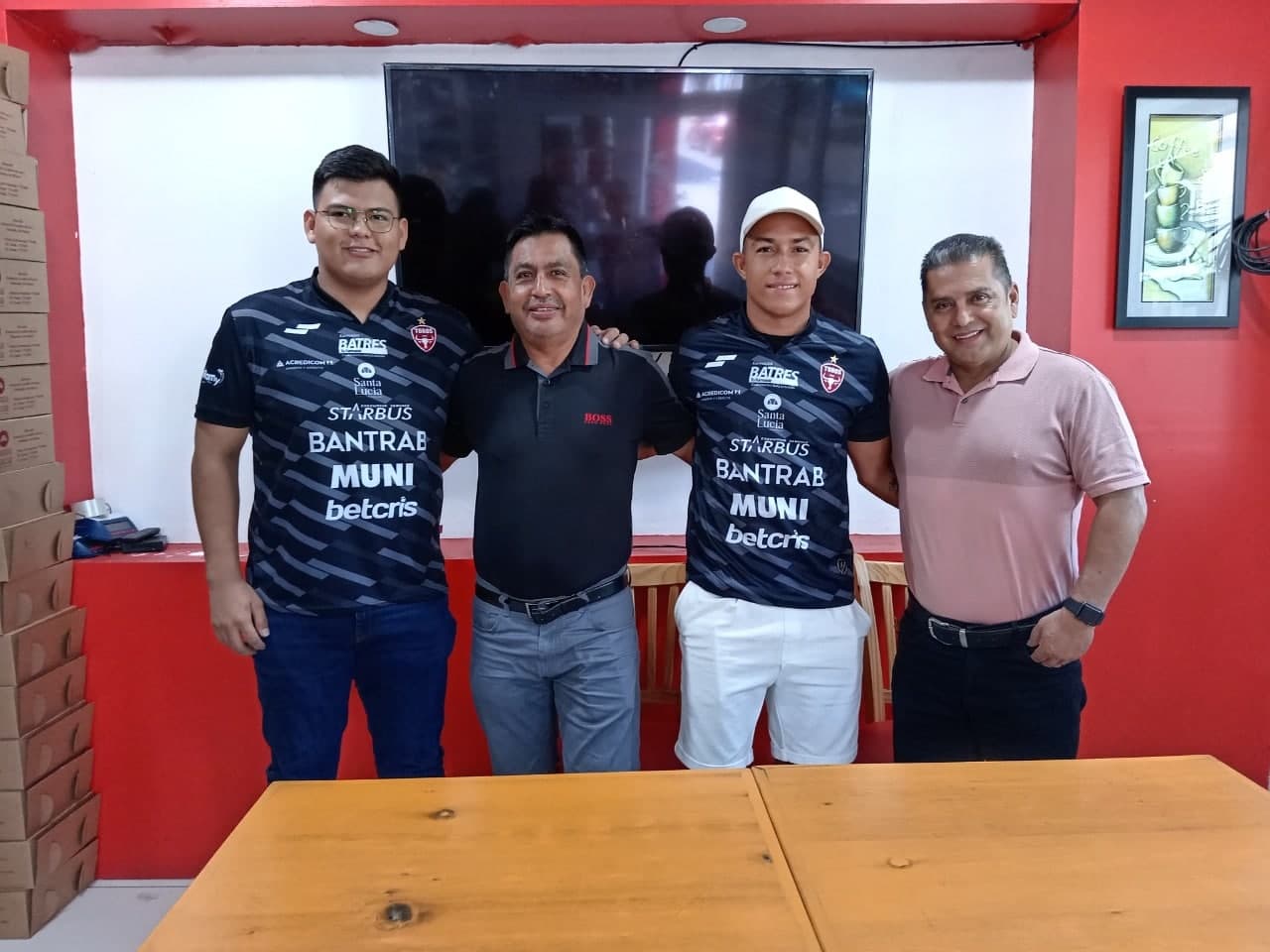 Malacateco Malacateco presenta al colombiano Feiver Mercado