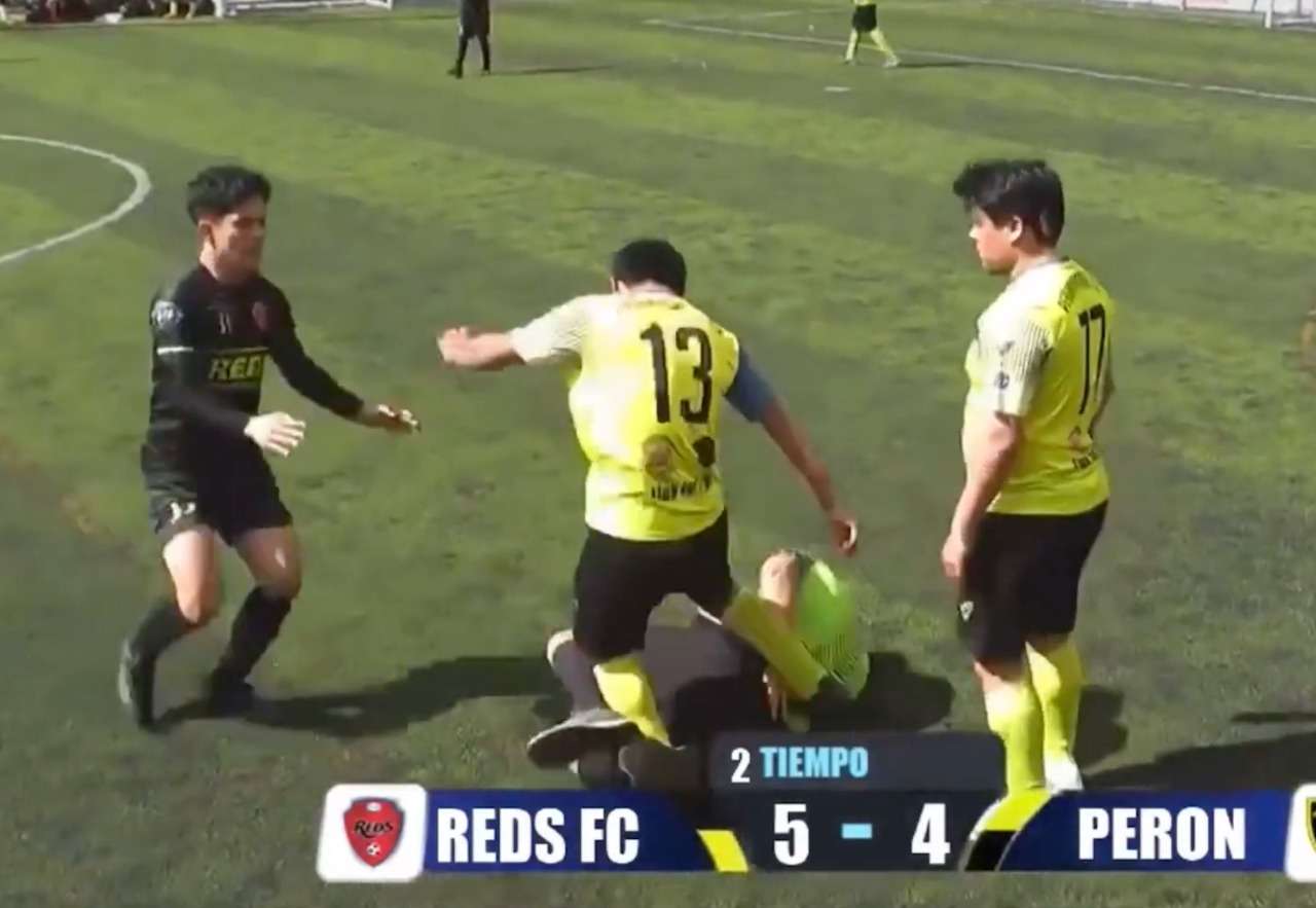 Árbitro recibe brutal golpiza de un jugador en futbol 7