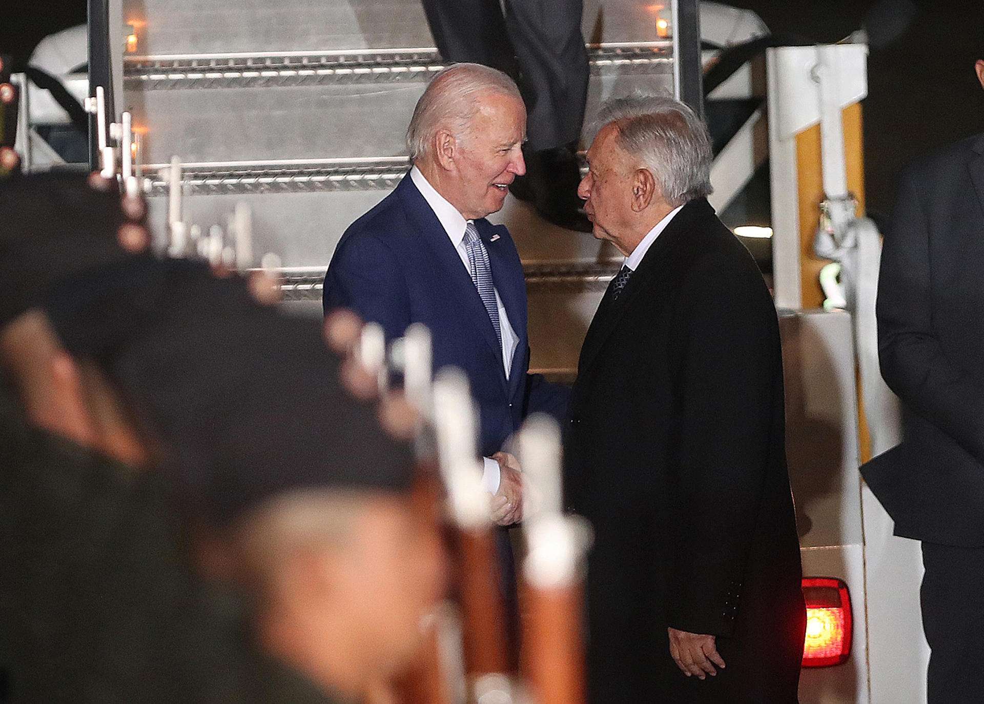 El presidente de México, Andrés Manuel López Obrador (d), fue registrado este domingo, 8 de enero, al dar la bienvenida a su homólogo estadounidense, Joe Biden.