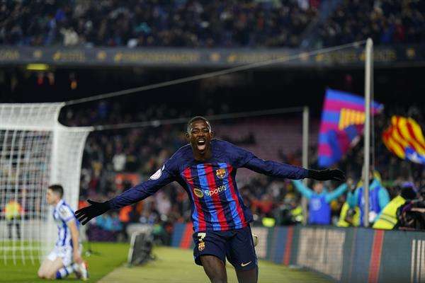 El delantero francés del FC Barcelona, Ousmane Dembélé, celebra su gol ante la Real Sociedad. EFE/ Siu Wu