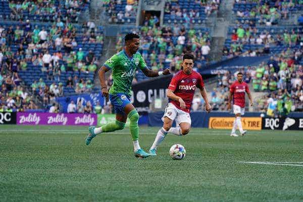 Fotografía cedida por Sounders FC Communications del jugador Alan Velasco (d) durante un partido con el Dallas ante Seattle, el 2 de agosto de 2022. EFE/ Mike Fiechtner / Sounders FC Communications