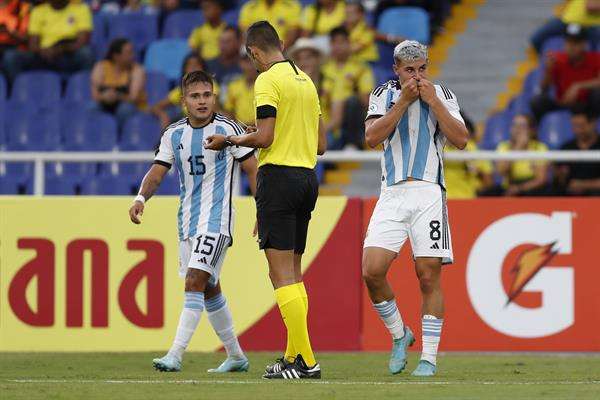 Gino Infantino (d) de Argentina celebra un gol hoy, en un partido de la fase de grupos del Campeonato Sudamericano Sub'20 entre las selecciones de Argentina y Perú en el estadio Pascual Guerrero en Cali (Colombia). EFE/ Ernesto Guzmán Jr.