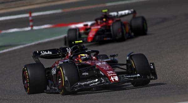 El neerlandés Max Verstappen (Red Bull), bicampeón mundial, ha sido el más rápido en la sesión matinal de las primeras jornadas de entrenamiento para el Mundial de Fórmula Uno 2023, que comenzaron en el circuito de Sakhir (Baréin), por delante del español Carlos Sainz (Ferrari).