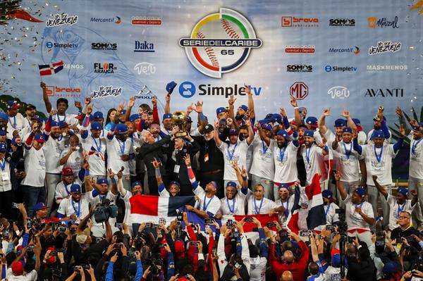 Jugadores de Tigres de Licey celebran con el trofeo al ganar la Serie del Caribe Gran Caracas 2023 tras vencer a Leones del Caracas hoy, en el estadio Monumental de Caracas "Simón Bolívar" en Caracas (Venezuela). EFE/ Miguel Gutiérrez