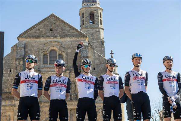 El esloveno Tadej Pogacar (UAE Emirates), doble ganador del Tour de Francia, saluda junto a sus compañeros de equipo momentos antes de la salida en Úbeda (Jaén) de la II Clásica de Jaén Paraíso Interior, la prueba española del "sterrato", de las pistas de tierra entre olivos que unirán este lunes las localidades Patrimonio de la Humanidad de Ùbeda y Baeza a través de 178 kilómetros. EFE/José Manuel Pedrosa