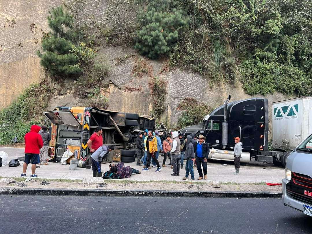 Bus extraurbano vuelca