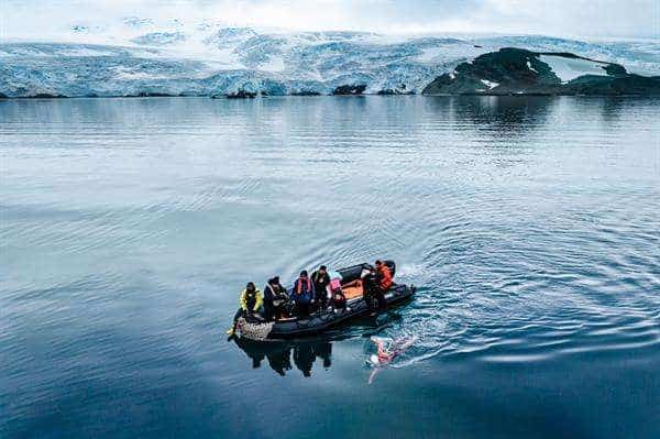 Fotografía cedida hoy por Pew Charitable Trusts que muestra a la nadadora chilena Bárbara Hernández mientras rompe el récord de nado en las aguas de la Antártida, cerca a Isla de Greenwich. EFE/Pew Charitable Trusts/Felipe Molina