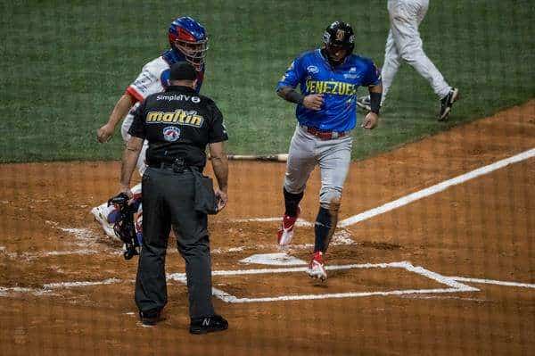 Ali Castillo de Los Leones del Caracas de Venezuela anota contra Los Federales de Chiriqui de Panamá, durante un partido de La Serie del Caribe, hoy, en Caracas (Venezuela). EFE/ Miguel Gutiérrez