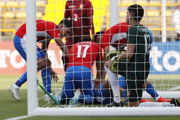 Jugadores de Paraguay fueron registrados este martes, 31 de enero, al celebrar un gol que Alexis Flores (abajo) le anotó a Venezuela, durante un partido del hexagonal final del Campeonato Sudamericano Sub'20 de fútbol, en el estadio de Techo, en Bogotá (Colombia). EFE/Carlos Ortega