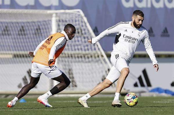 Los jugadores franceses del Real Madrid Ferland Mendy y Karim Benzema durante un entrenamiento del equipo en la Ciudad Deportiva de Valdebebas. EFE/Realmadrid.com SOLO USO EDITORIAL/SOLO DISPONIBLE PARA ILUSTRAR LA NOTICIA QUE ACOMPAÑA (CRÉDITO OBLIGATORIO)