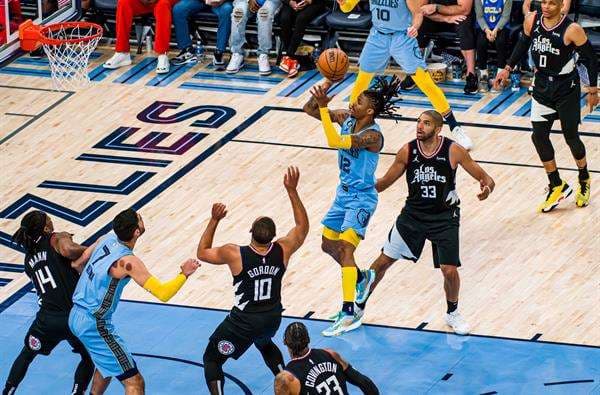 Ja Morant (c) de los Memphis Grizzlies lanza a la canasta contra Los Angeles Clippers, durante un partido de la NBA disputado en el FedExForum, en Memphis (EE.UU.). EFE/Matthew A. Smith