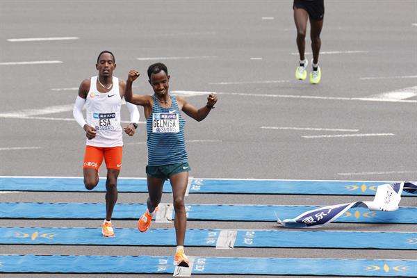 El etíope Deso Gelmisa coronó este domingo el Maratón de Tokio, seguido de Mohamed Esa (L) en la decimosexta edición de la carrera, que marcó su vuelta a la normalidad en la participación de corredores tras cuatro años impactada por la pandemia de covid-19. EFE/EPA/Rodrigo Reyes Marin / POOL