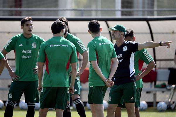 El entrenador de la Selección Nacional de México, Diego Cocca (d), dirige un entrenamiento, previo a los juegos de la fase de grupos de la Liga de Naciones de la Concacaf hoy, en el Centro de Alto Rendimiento de la Federación Mexicana de Fútbol, en Ciudad de México (México). EFE/José Méndez