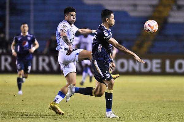 Carlos Meléndez (d) de Motagua disputa el balón ante Ilian Hernández del Pachuca hoy, en el partido de ida de los octavos de final de la Liga de Campeones de la Concacaf entre Motagua y Pachuca disputado en el estadio Olímpico Metropolitano de San Pedro Sula (Honduras). EFE/José Valle