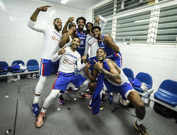 Fotografía cedida por Prensa de la Federación Internacional de Baloncesto de jugadores de República Dominicana mientras celebran tras clasificar a la Copa Mundial de baloncesto luego de vencer a Argentina, en el Polideportivo Islas Malvinas, en Mar del Plata (Argentina). EFE/ Marcelo Endelli Prensa Federación Internacional de Baloncesto