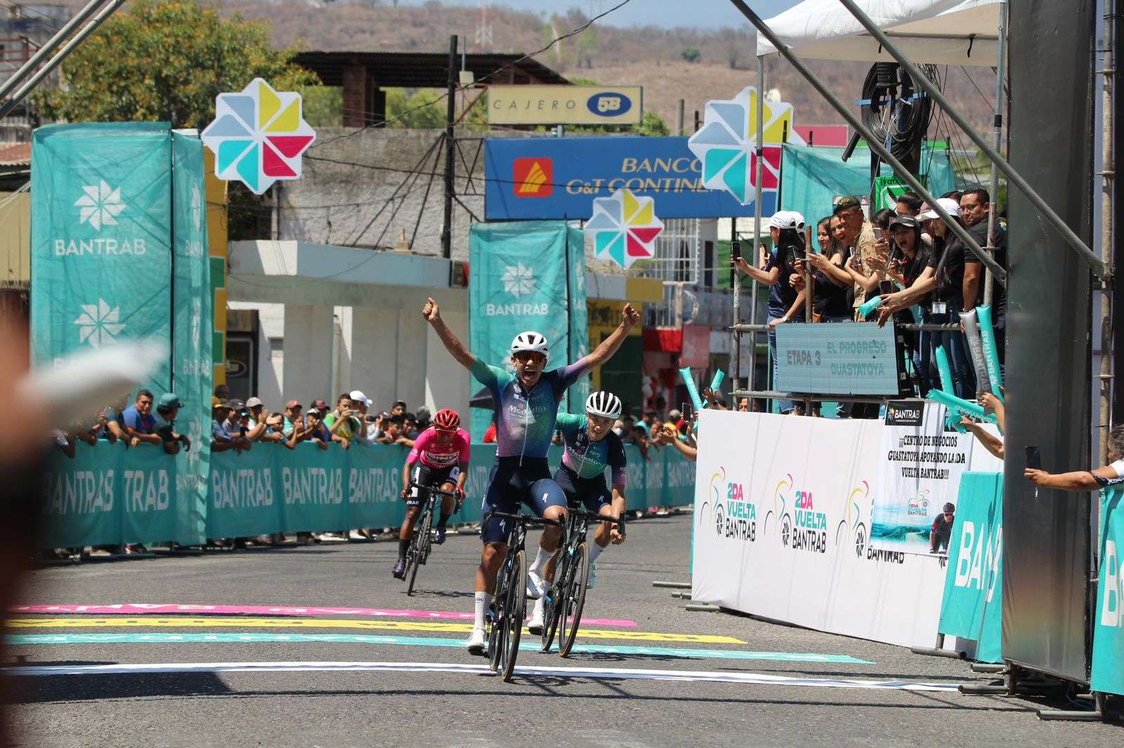 Así entró Javier Jamaica a la meta para ser el ganador de la tercera etapa.