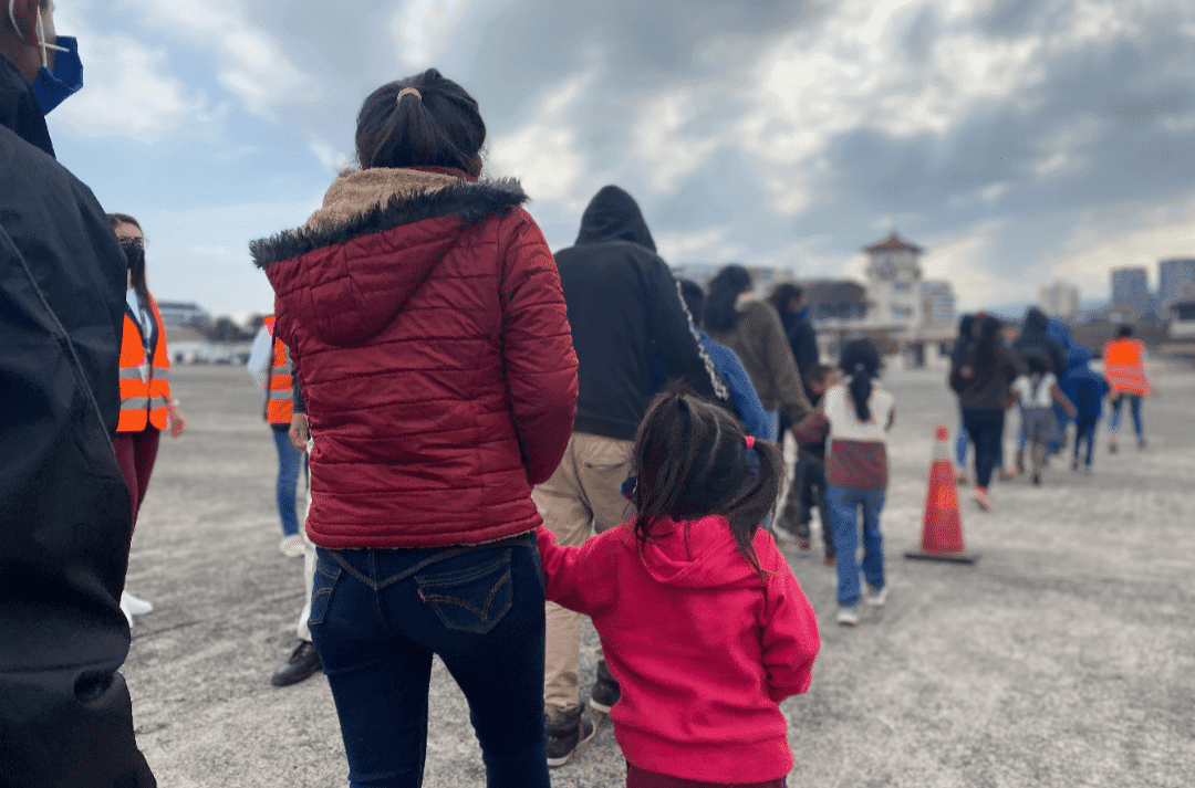 Deportan a 102 niños no acompañados que fueron abandonados en tráiler en Veracruz, México