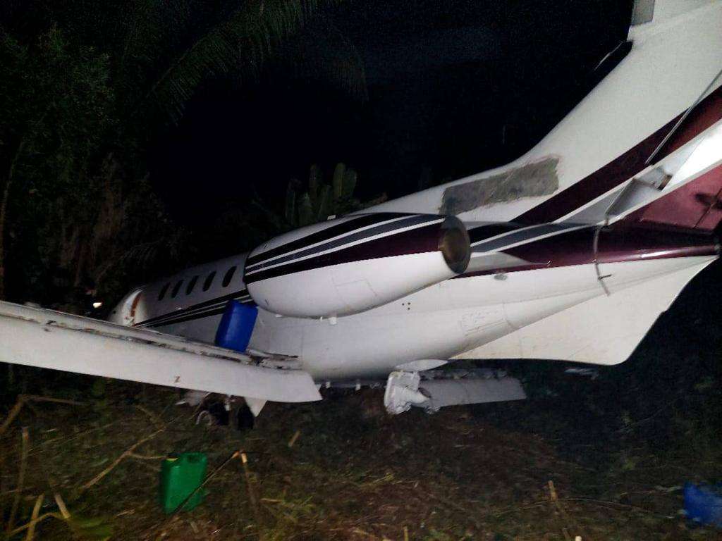 localizan aeronave y bultos con posibles ilícitos en Sayaxché, Petén.