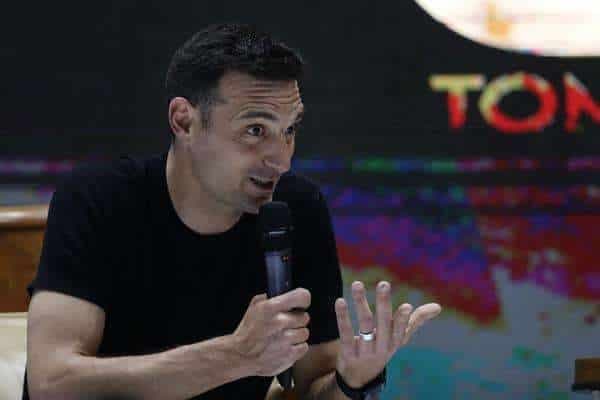 El director técnico argentino Lionel Scaloni habla hoy, en una rueda de prensa, en San Salvador (El Salvador). EFE/Rodrigo Sura