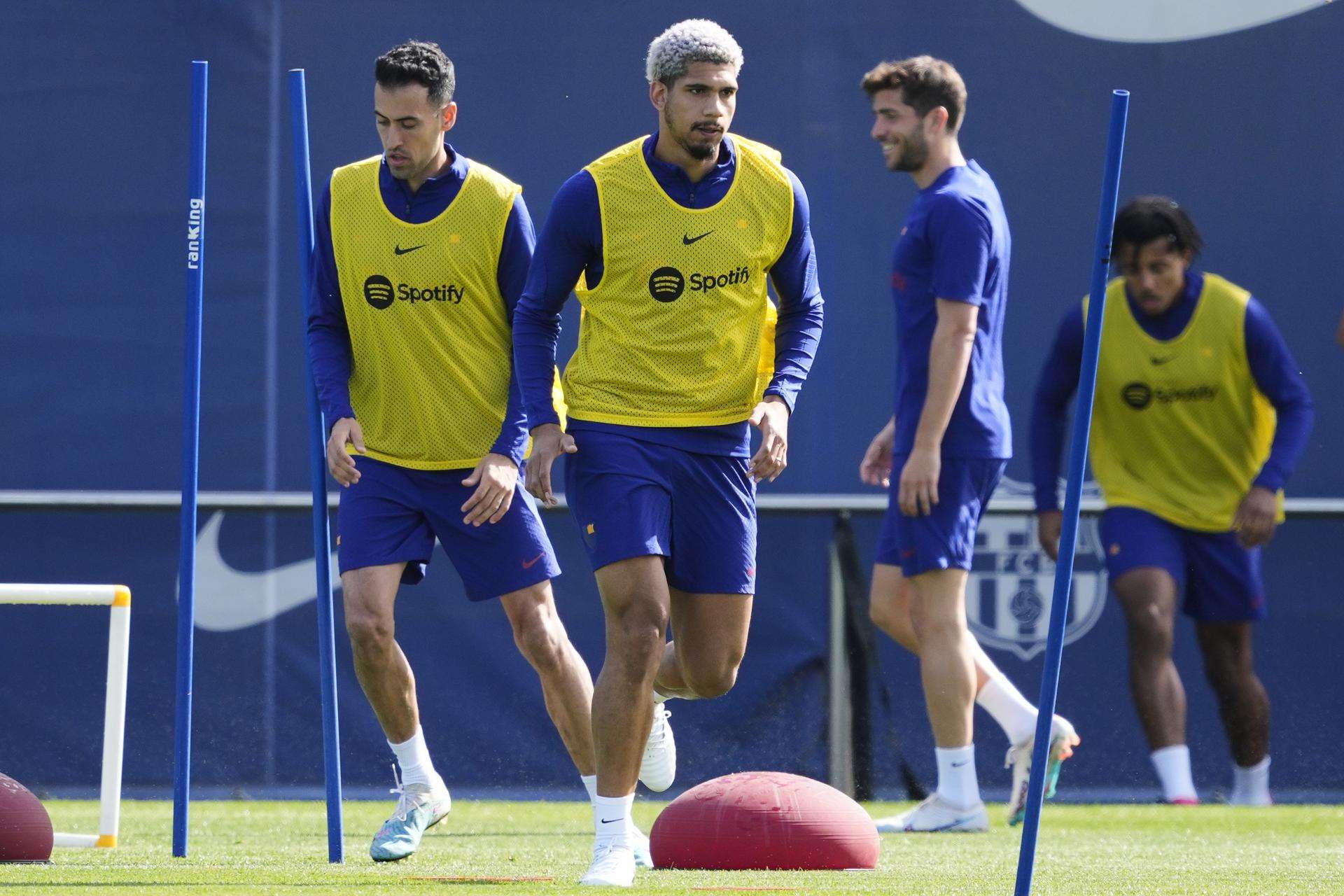 Araujo recibe el alta médica y entra en la convocatoria