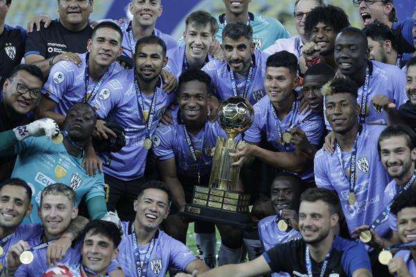 Jugadores de Independiente del Valle celebran su triunfo hoy, en la final de la Recopa Sudamericana entre Flamengo e Independiente del Valle (IDV) en el estadio Maracaná en Río de Janeiro (Brasil). EFE/ Antonio Lacerda